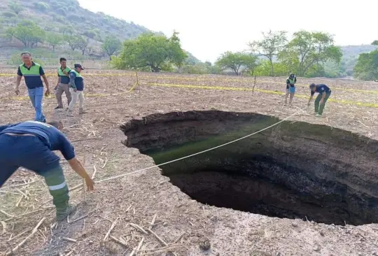 Aparece mega socavón en la comunidad de Ahuatepec en Tlapa, Guerrero