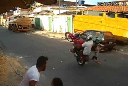 Un motociclista, que realizaba acrobacias a alta velocidad, atropelló a una niña de aproximadamente tres años de edad que cruzaba la calle