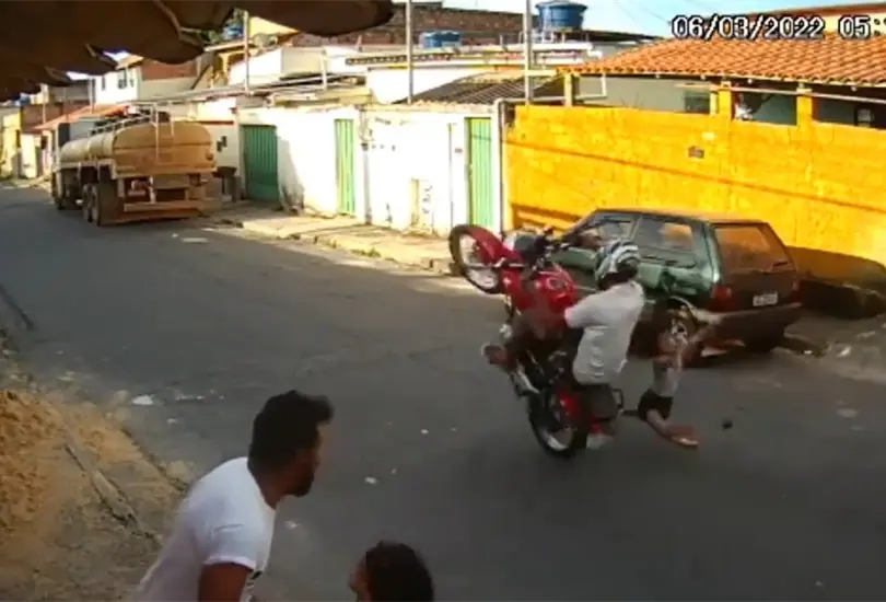 Un motociclista, que realizaba acrobacias a alta velocidad, atropell&oacute; a una ni&ntilde;a de aproximadamente tres a&ntilde;os de edad que cruzaba la calle