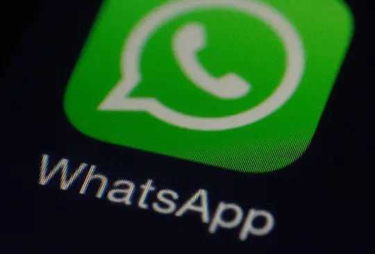 El nombre WhatsApp es un juego de palabras con la frase en inglés Whats Up? que significa ¿Qué pasa?.