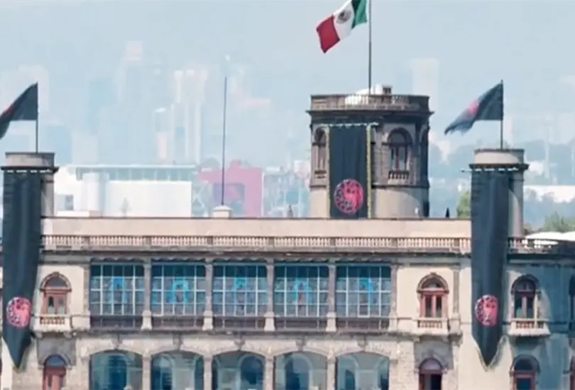 Causa indignaci&oacute;n banderas de Game of Thrones en el Castillo de Chapultepec