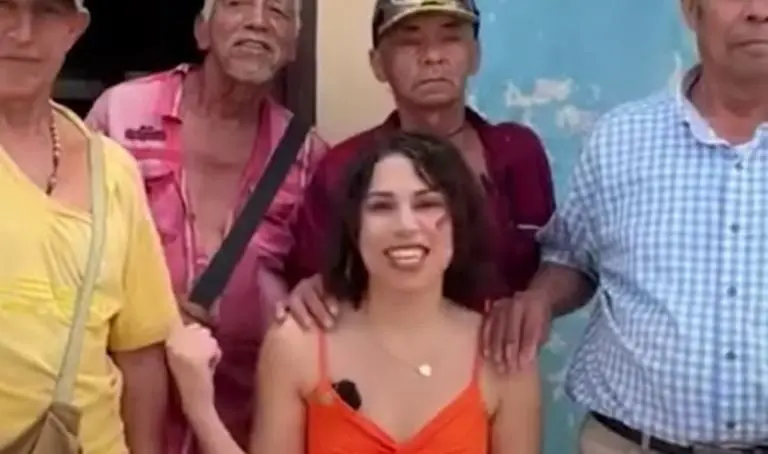 Mujer presume que tiene siete novios (YouTube)