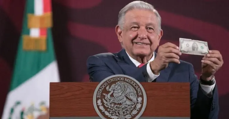 AMLO muestra un dólar en su conferencia de prensa mañanera. Foto: Cuartoscuro.