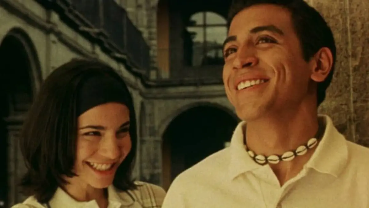 'Amarte Duele' fue una popular película mexicana del año 2002 que gira alrededor de dos jóvenes de distintas clases sociales que se enamoran, aunque todos se oponen a su relación. A pesar de los años que han pasado, la cinta continúa siendo una de las preferidas del público y se encuentra en el top 10 de contenidos más vistos de Netflix desde que la plataforma la agregó a su catálogo.