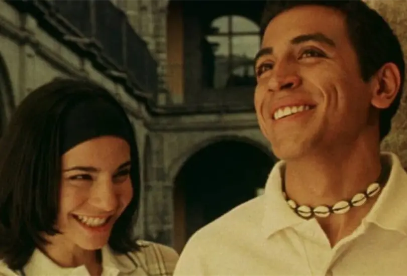 Amarte Duele fue una popular pel&iacute;cula mexicana del a&ntilde;o 2002 que gira alrededor de dos j&oacute;venes de distintas clases sociales que se enamoran, aunque todos se oponen a su relaci&oacute;n. A pesar de los a&ntilde;os que han pasado, la cinta contin&uacute;a siendo una de las preferidas del p&uacute;blico y se encuentra en el top 10 de contenidos m&aacute;s vistos de Netflix desde que la plataforma la agreg&oacute; a su cat&aacute;logo.