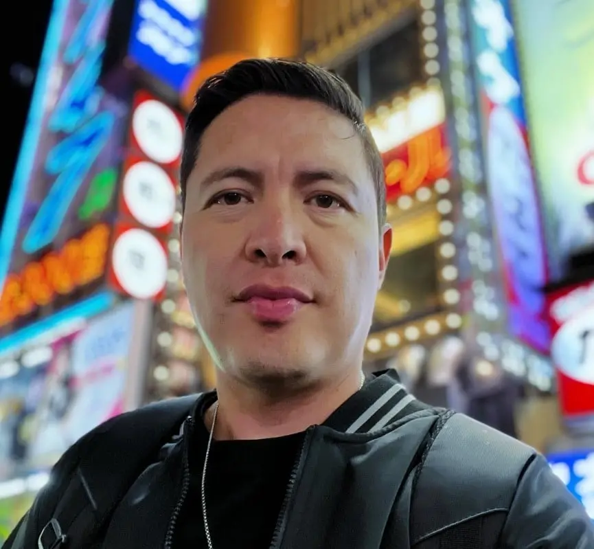 Ahora tiene 41 años, está casado con Stephanie Márquez y tiene un hijo. Ha participado en series como 'Los héroes del norte' y '40 y 20'; su gran oportunidad llegó en 2017 cuando protagonizó 'El César', la serie biográfica de Julio César Chávez.