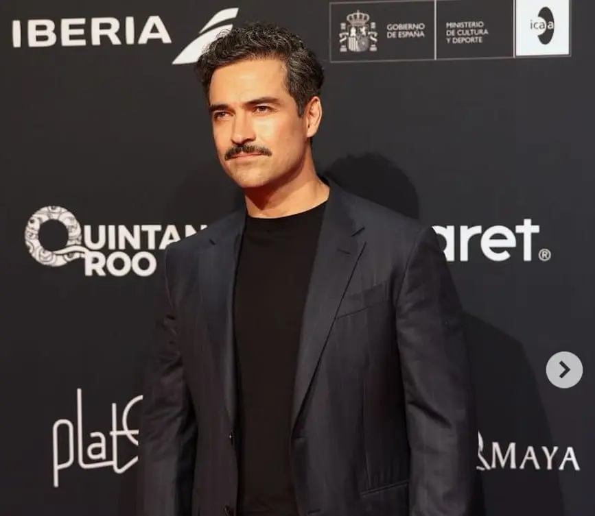 Ahora tiene 40 años y es padre de dos hijos. Ha trabajado en películas como '¡Qué viva México!' y 'Rebel Moon'.