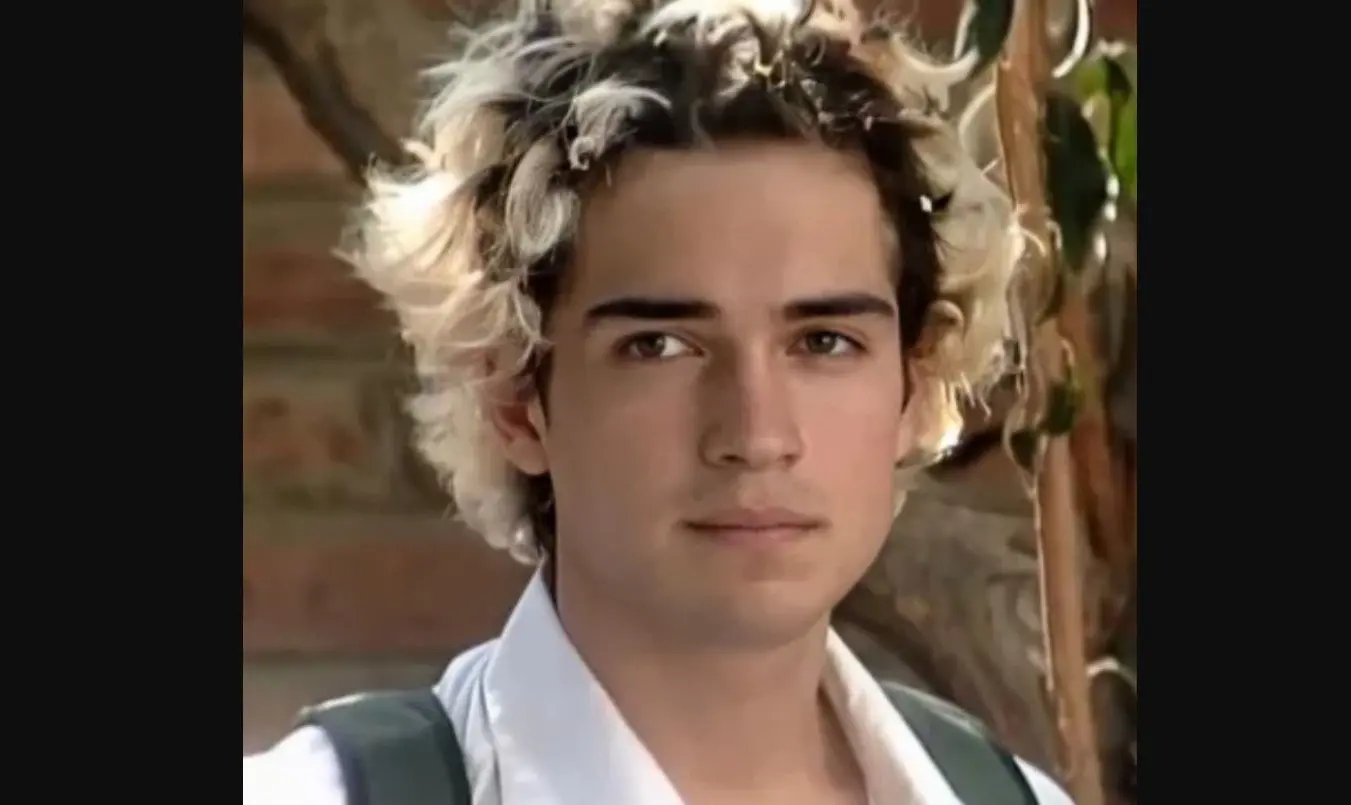 Alfonso Herrera interpretó a Francisco, el novio de Renata