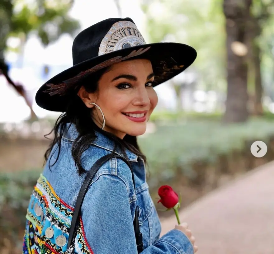 Ahora tiene 40 años y está comprometida con el empresario Lewis Howes. Ha trabajado en películas como 'No manches Frida' y 'Todas caen'.