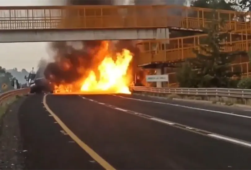 Tr&aacute;ilers impactan en Arco Norte y provocan incendio; se reporta un muerto