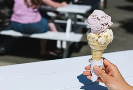 El joven se compró un helado sin saber lo que se encontraba al interior. Imagen Ilustrativa.