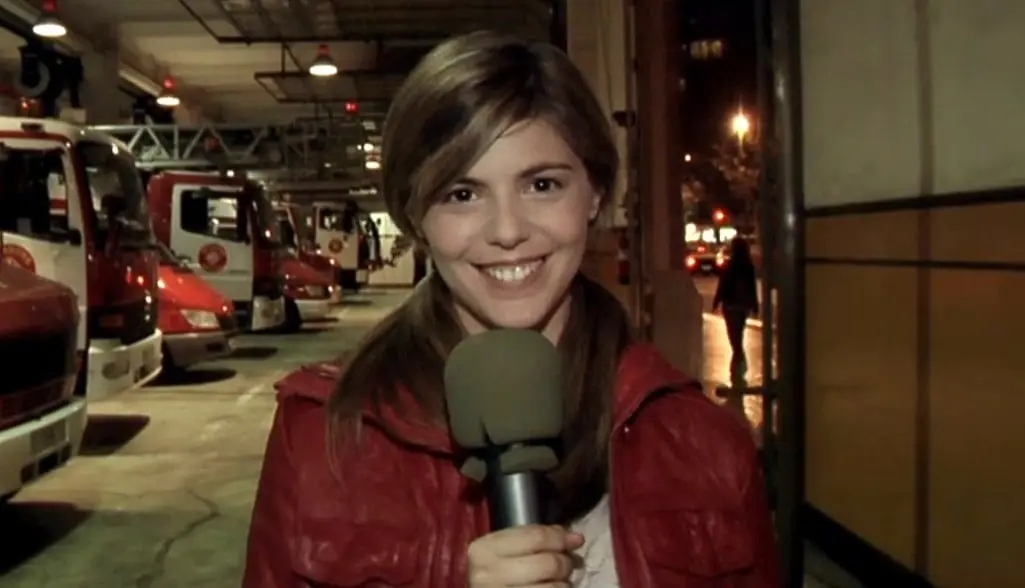 'Rec' ha sido una de las películas de terror más taquilleras de los últimos años. La cinta se estrenó en 2007 y sigue a Ángela Vidal, una reportera de un programa nocturno que acude con un equipo de bomberos para atender una emergencia en un edificio y grabar cómo es su día a día. Sin embargo, al llegar, las autoridades sanitarias no les permiten salir debido a un brote infeccioso y tienen que luchar por su vida.