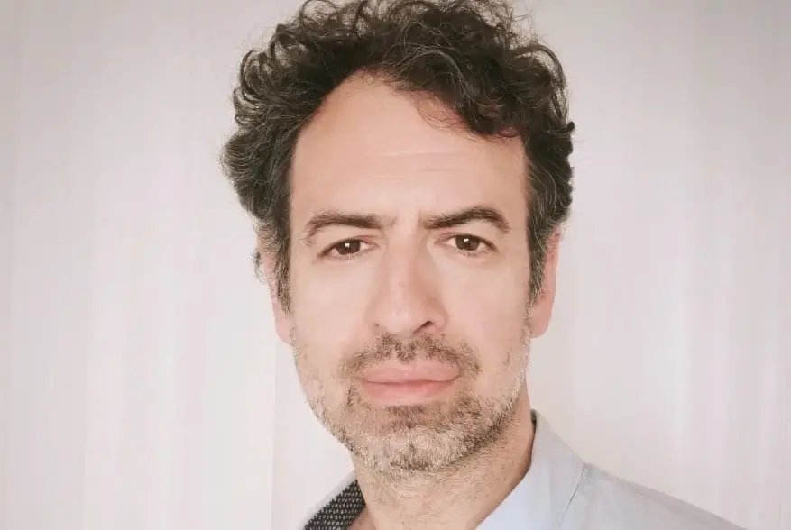 Ha participado en películas como 'Train Station' y también es director de teatro.