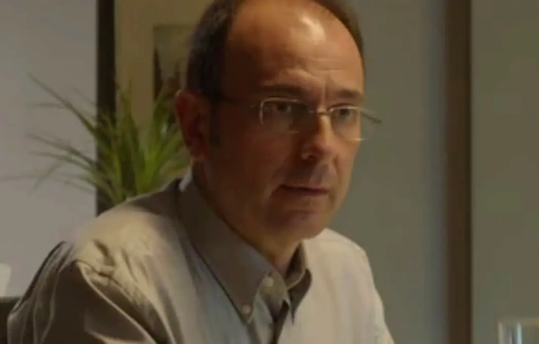 Ha participado en series exitosas como 'El cuerpo en llamas' y 'Merlí'.