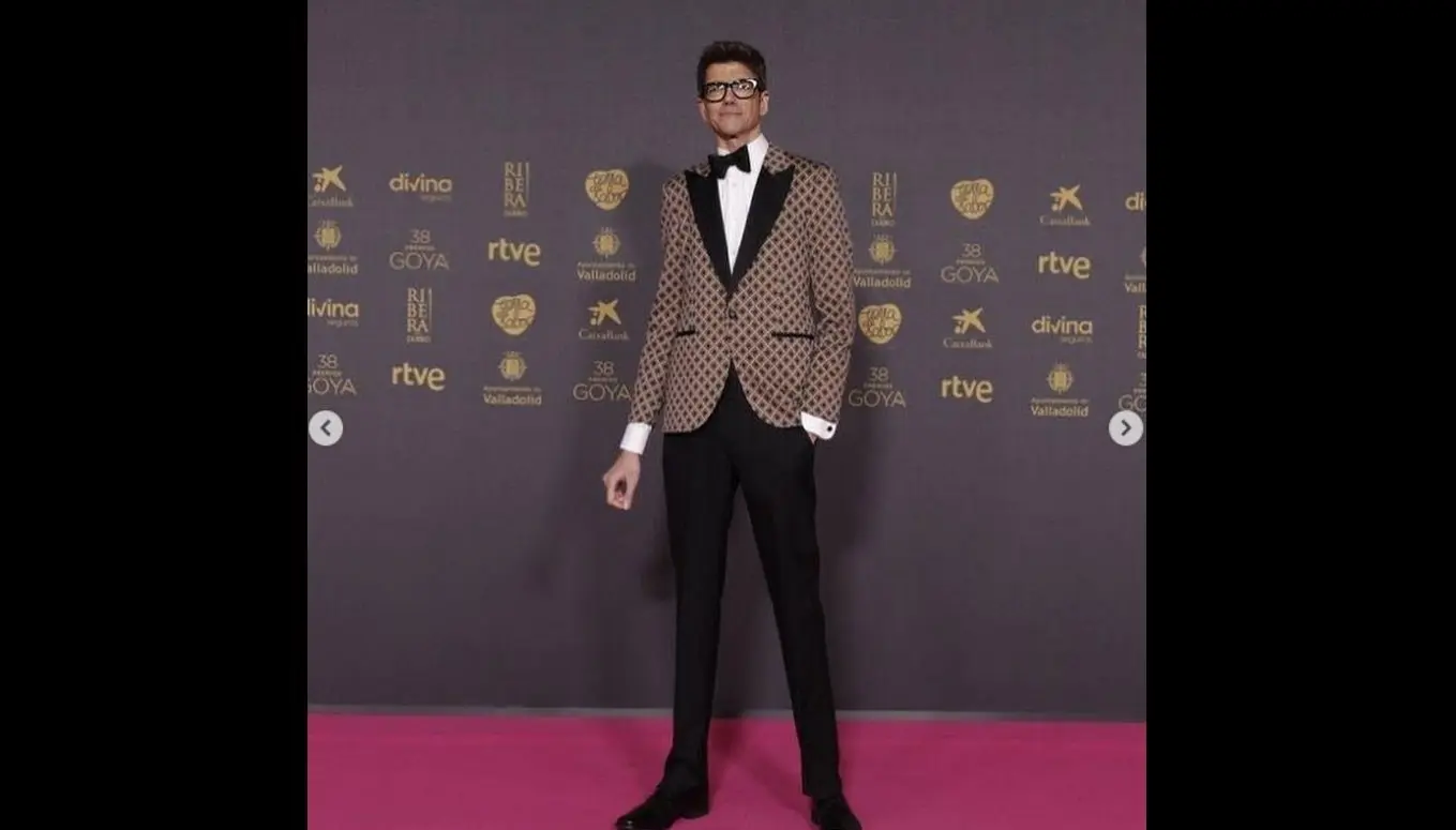 Ahora tiene 46 años. A los 5 años le fue diagnosticado el síndrome de Marfan, lo que provoca que sea mucho más alto y delgado de lo habitual. Gracias a su condición, se ha convertido en una estrella de Hollywood y ha participado en otras películas de terror como 'Insidious: The Last Key', 'Slender Man' y 'Mara'.