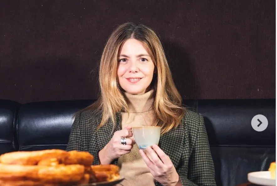 Ahora tiene 48 años y mantiene una larga relación con el actor Rafa Castejón. Ha participado en series exitosas como 'Velvet' y 'Mentiras'.