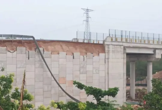 Se desprenden placas de concreto de puente del Tren Maya en Yucatán