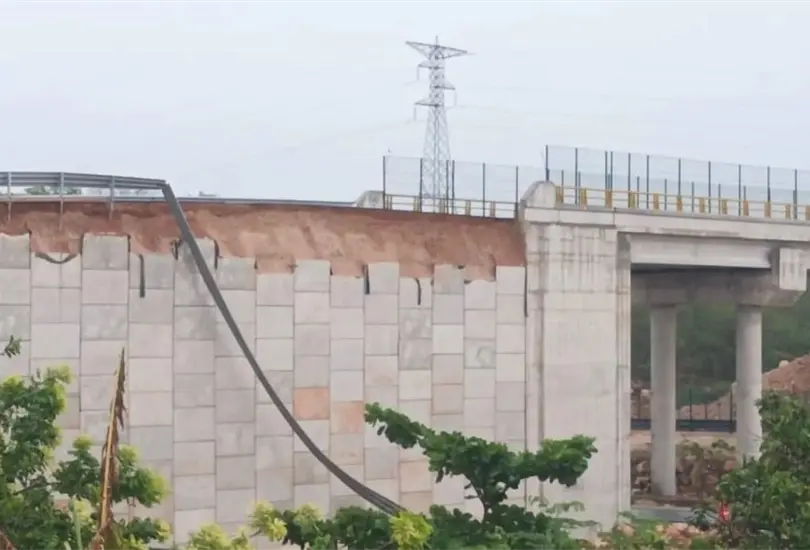 Se desprenden placas de concreto de puente del Tren Maya en Yucat&aacute;n
