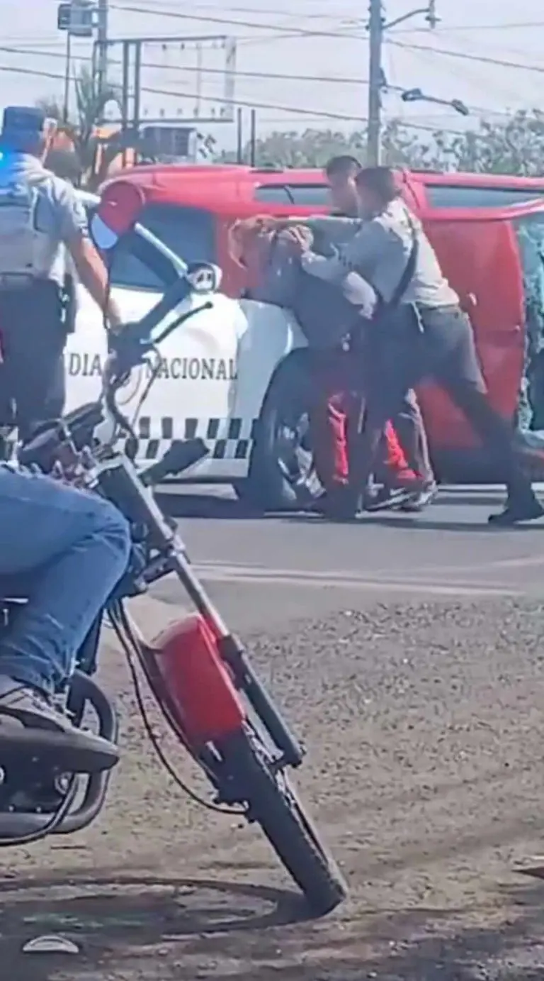 Los oficiales arrestaron al hombre en cuanto se estrellóFoto: Captura
