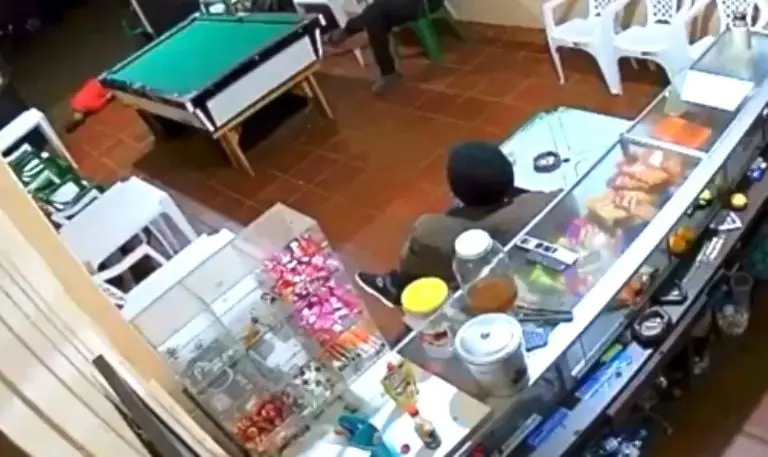 Abuelito dispara a sus amigos en un bar porque no lo ayudaron a levantarse Créditos: Captura de pantalla