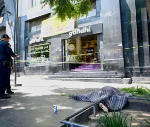 Tragedia frente al Palacio de Bellas Artes: Hombre muere al arrojarse del sexto piso de un edificio