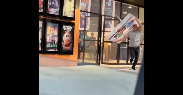 El hombre salió corriendo con el cartel. Foto: especial.