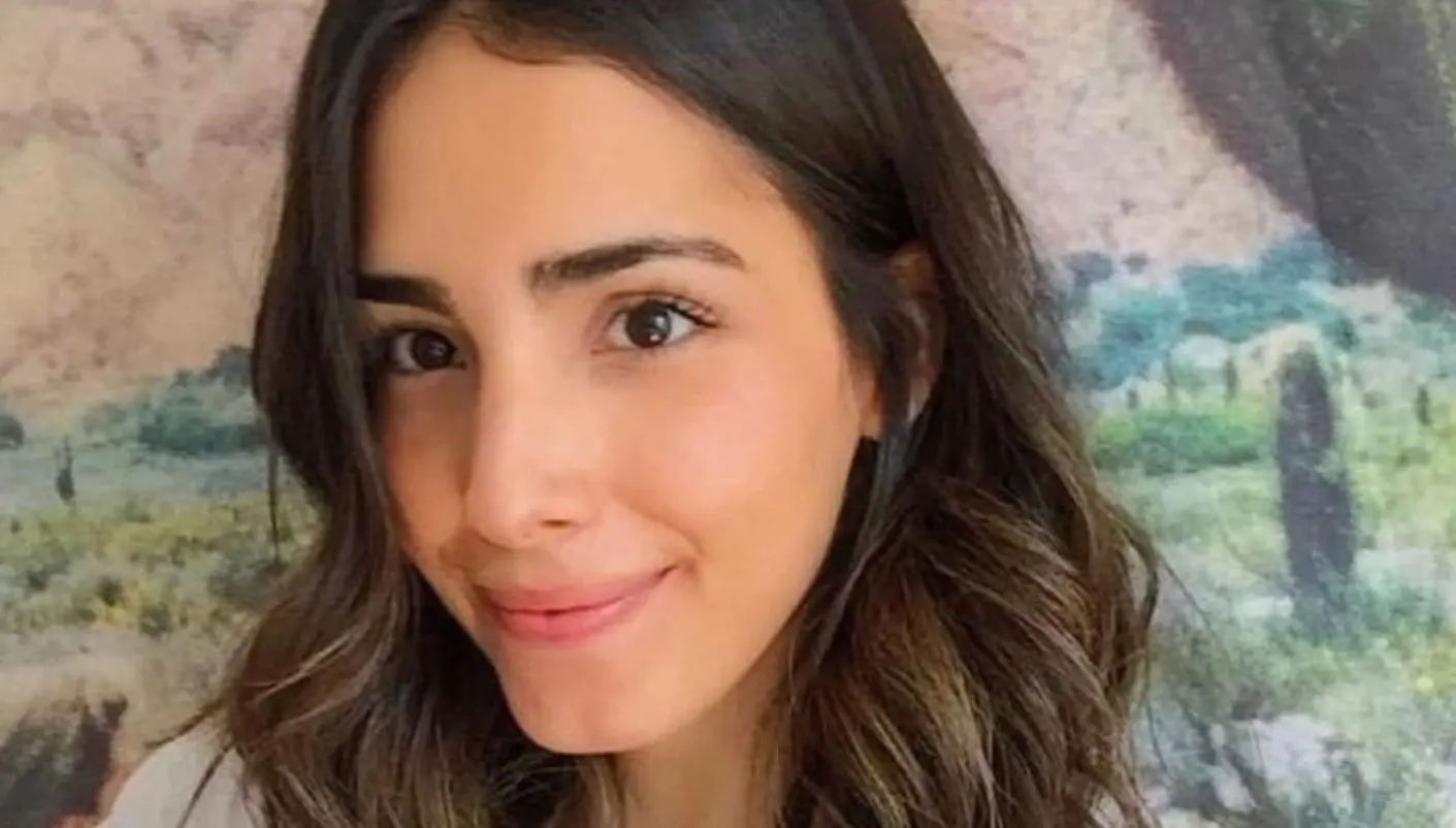 Conocida por series como 'Control Z' y el reboot de 'Gossip Girl', comenzó su proceso de transición de género desde muy pequeña y ha hablado abiertamente del tema.