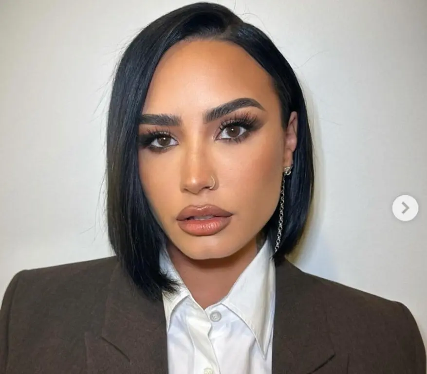 En 2021, la actriz y cantante se declaró de género no binario y comenzó a usar los pronombres neutros. Dos años después volvió a usar los pronombres femeninos, según explicó, porque se cansó de educar a la gente para que la llamaran como ella quería.