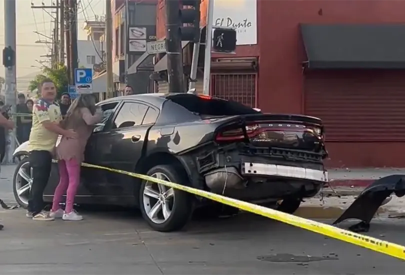 La madre lloraba la muerte de su hijo en el carro La madre lloraba la muerte de su hijo en el carro