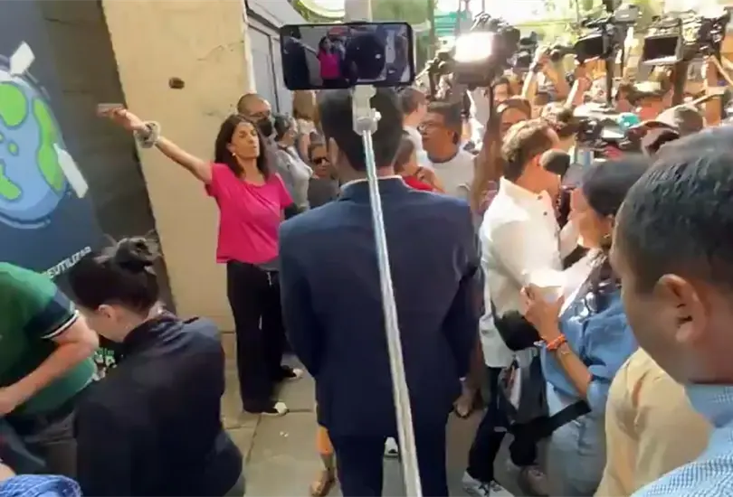  Vecinos de la Cuauht&eacute;moc atacan a M&aacute;ynez al acudir a votar