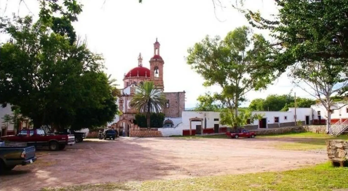 La propiedad cuenta con un terreno de miles de hect&aacute;reas con construcciones y sembrad&iacute;os. 