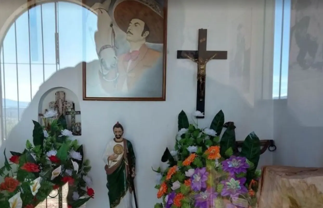 En su interior tambi&eacute;n cuenta con una capilla, debido a la devoci&oacute;n religiosa de la familia Aguilar.
