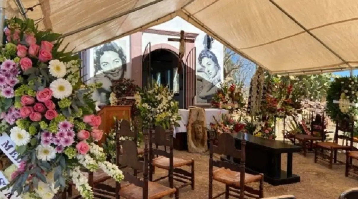 Cerca de ella descansan los restos de Flor Silvestre, esposa de Antonio Aguilar y reconocida actriz de la &Eacute;poca de Oro del cine mexicano.