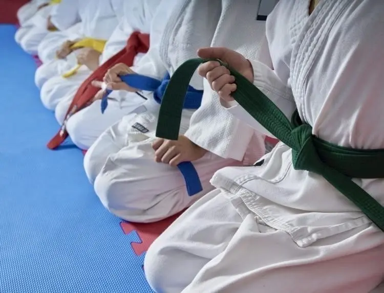 Instructor de Taekwondo patea a estudiantes en entrenamiento y causa polémica en redes Instructor de Taekwondo patea a estudiantes en entrenamiento y causa polémica en redes