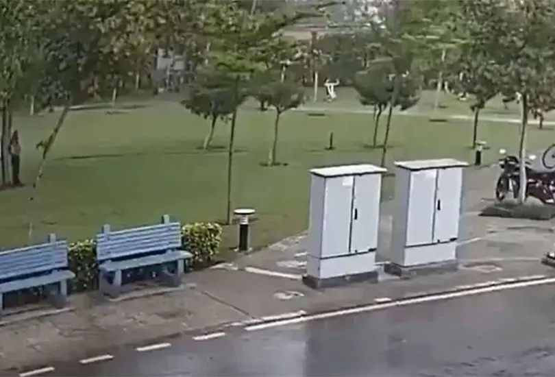 Las 4 personas cayeron instantáneamente al suelo Las 4 personas cayeron instantáneamente al suelo