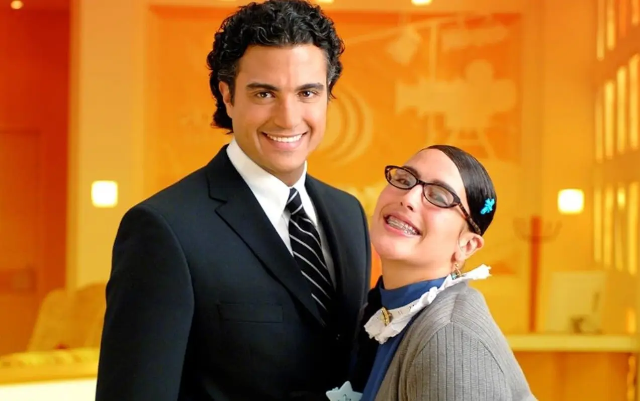 'La fea más bella' fue una popular telenovela de 2006, basada en la exitosa historia colombiana 'Yo soy Betty, la fea'. La trama sigue a Lety Padilla, una genio de las finanzas que no encuentra empleo por su apariencia y termina trabajando como secretaria de Fernando Mendiola, el presidente ejecutivo de Conceptos, una empresa productora de videos.