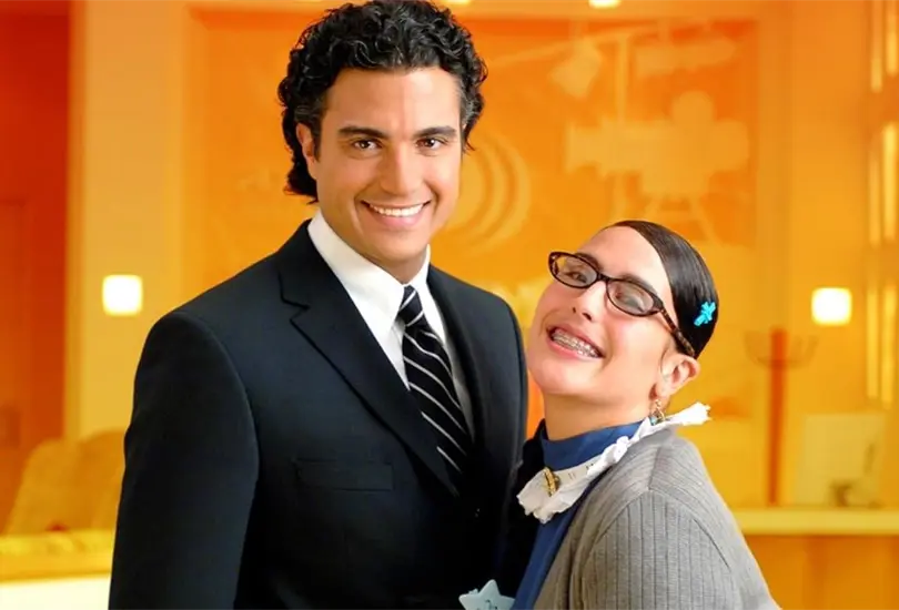 La fea más bella fue una popular telenovela de 2006, basada en la exitosa historia colombiana Yo soy Betty, la fea. La trama sigue a Lety Padilla, una genio de las finanzas que no encuentra empleo por su apariencia y termina trabajando como secretaria de Fernando Mendiola, el presidente ejecutivo de Conceptos, una empresa productora de videos. La fea más bella fue una popular telenovela de 2006, basada en la exitosa historia colombiana Yo soy Betty, la fea. La trama sigue a Lety Padilla, una genio de las finanzas que no encuentra empleo por su apariencia y termina trabajando como secretaria de Fernando Mendiola, el presidente ejecutivo de Conceptos, una empresa productora de videos.