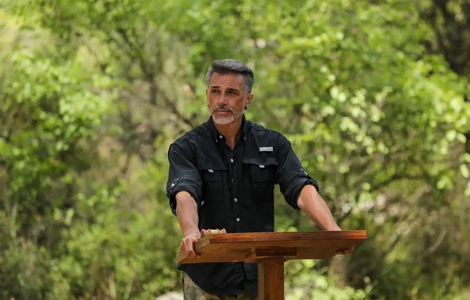 Ahora tiene 58 años, es padre de 3 hijos y está casado con Issabela Camil. Es conductor del programa 'Tentados por la fortuna' y fue elegido como diputado federal en las pasadas elecciones.