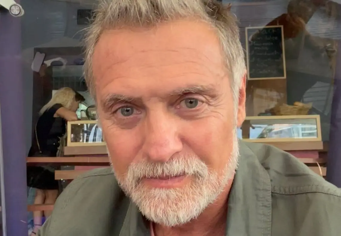 Ahora tiene 58 años, es padre de 3 hijas y mantiene un noviazgo con la conductora Paulina Mercado. Ha trabajado en series como 'Amores que engañan' y 'Chavorrucos'.