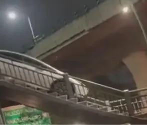 VIDEO: Automovilista intenta cruzar puente peatonal en Naucalpan, pero queda atorado