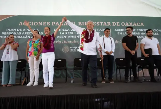 Las personas en Huatulco recibieron con aplausos a ambos políticos