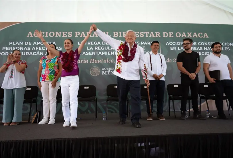 Las personas en Huatulco recibieron con aplausos a ambos políticos Las personas en Huatulco recibieron con aplausos a ambos políticos