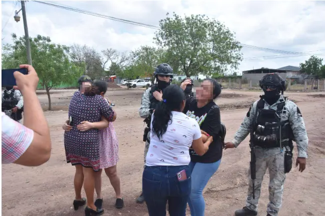 Menores quedan atrapados en tiroteo en S&aacute;nchez Celis: Familias exigen saber su paradero