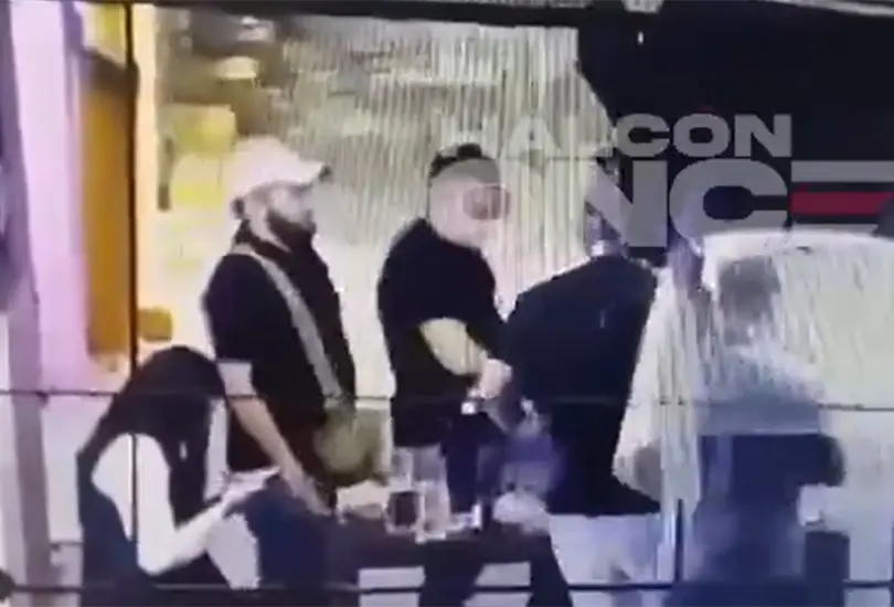 Captan a elementos de la Fiscalía Edomex disparando al aire en una chelería Captan a elementos de la Fiscalía Edomex disparando al aire en una chelería