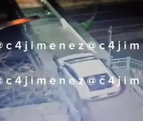 Filtran video de c&oacute;mo automovilista intent&oacute; cruzar puente peatonal en Naucalpan