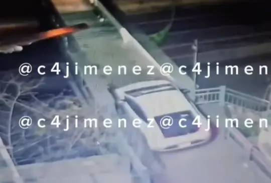 Filtran video de cómo automovilista intentó cruzar puente peatonal en Naucalpan