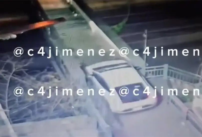 Filtran video de c&oacute;mo automovilista intent&oacute; cruzar puente peatonal en Naucalpan
