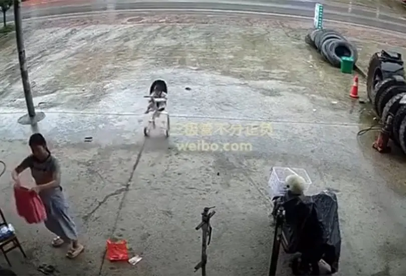 Mujer descuida a su beb&eacute; y carriola sale disparada hacia avenida