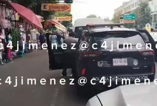 Captan a oficial de policía orinando en plena avenida