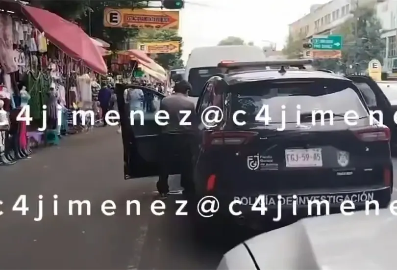 Captan a oficial de policía orinando en plena avenida Captan a oficial de policía orinando en plena avenida